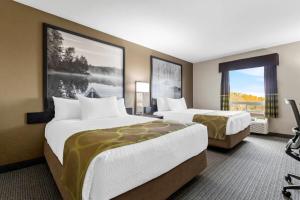 um quarto de hotel com duas camas e uma janela em Super 8 by Wyndham Prince Albert em Prince Albert mais 38 fotografias