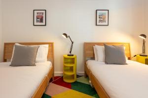 zwei Betten nebeneinander in einem Zimmer in der Unterkunft Katoomba Falls Cottage in Katoomba