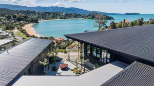 Una vista aérea de una casa con playa. en Kaiteri Sands Retreat, en Kaiteriteri