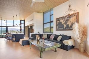 una sala de estar con un sofá y una mesa en Kaiteri Sands Retreat, en Kaiteriteri