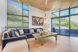 una sala de estar con un sofá y una mesa en Kaiteri Sands Retreat, en Kaiteriteri 25 fotos más