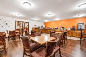 a restaurant with tables and chairs and a counter at Howard Johnson by Wyndham Oacoma Hotel & Suites in Oacoma