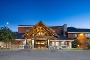a log home with a gambrel roof at AmericInn by Wyndham Chamberlain Conference Center in Chamberlain