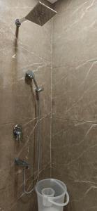 ニューデリーにあるHotel Ivaan Homes opposite to Iskcon Temple East of Kailash New Delhiのバスルーム(シャワー、バケツ付)