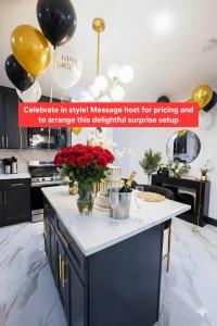 Η κουζίνα ή μικρή κουζίνα στο Luxury 2-Bedroom Brooklyn stay Free Parking & Laundry on-site