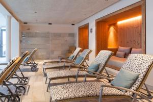A seating area at Hotel Heubad