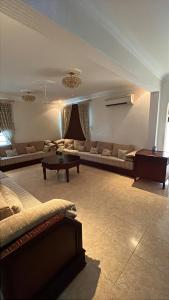 スィーブにあるMoon hostelのソファとテーブルのある広いリビングルーム