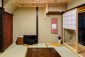 TV a/nebo společenská místnost v ubytování Nadeshiko Shirakawa Machiya House