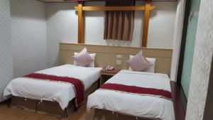 Postel nebo postele na pokoji v ubytování Mei Hua Hotel
