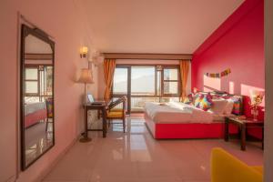 Ένα ή περισσότερα κρεβάτια σε δωμάτιο στο goSTOPS Mussoorie, Picture Palace