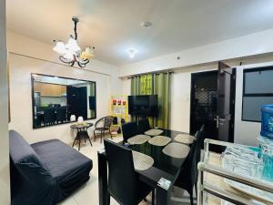 ein Wohnzimmer mit Tisch und ein Esszimmer in der Unterkunft Optomum Davao City Apartment for Rent - Peaceful Living near Abreeza Mall in Cabaguio