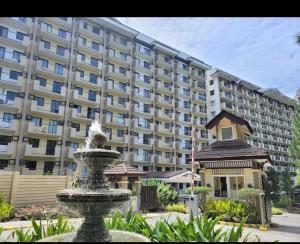 einen Brunnen vor einem großen Gebäude in der Unterkunft Optomum Davao City Apartment for Rent - Peaceful Living near Abreeza Mall in Cabaguio