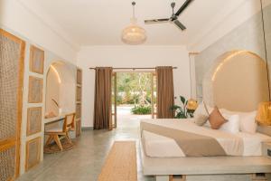 ein Schlafzimmer mit einem Bett, einem Schreibtisch und einem Tisch in der Unterkunft Oura Spirit in Unawatuna + 54 Fotos
