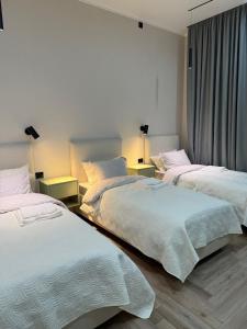 2 Betten in einem Zimmer mit 2 Lampen und einem Zimmer mit 2 Betten in der Unterkunft Дачный Дом in Schymkent + 36 Fotos