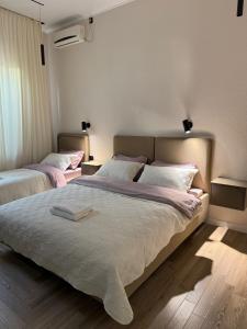 ein Schlafzimmer mit zwei Betten in einem Zimmer in der Unterkunft Дачный Дом in Schymkent