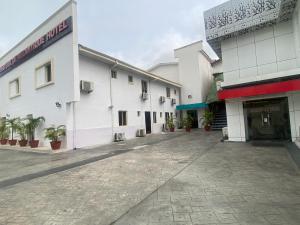 an empty street in front of a building at Chateux de atlantique Hotel in Lagos