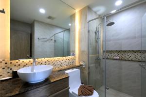Koupelna v ubytování Stylish apartments in Calypso Garden condo, Sea View! + 13 fotografií