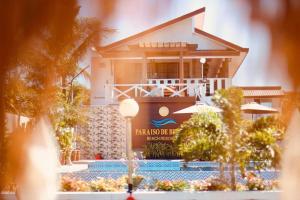 ein Haus mit einem Swimmingpool davor in der Unterkunft Parasio de Bernal Beach Resort in Cabangan