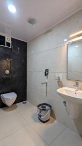 Koupelna v ubytování Amrut Inn