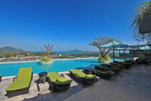 Bazén v ubytování Stylish apartments in Calypso Garden condo, Sea View! nebo v jeho okolí