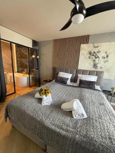 Ένα ή περισσότερα κρεβάτια σε δωμάτιο στο Apartamenty Manhattan Łódź Piotrkowska