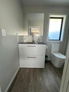 Ένα μπάνιο στο Modern home away from home