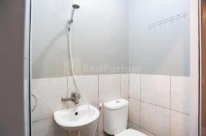 Ένα μπάνιο στο J&B Rooms Pramuka Jakarta Mitra RedDoorz +18 φωτογραφίες