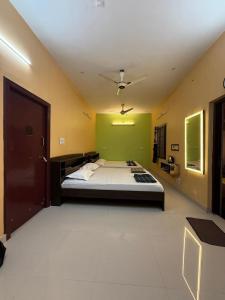 Ένα ή περισσότερα κρεβάτια σε δωμάτιο στο GYANi 1 +10 φωτογραφίες