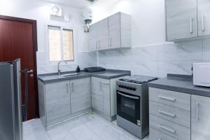 Η κουζίνα ή μικρή κουζίνα στο Exclusive Muscat Homes Hotel Apartments +2 φωτογραφίες