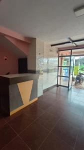 MāvalliにあるMoon Star Guest Houseのカウンター付きのロビーのある空き部屋