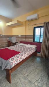 MāvalliにあるMoon Star Guest Houseのベッドルーム(ベッド1台、エアコン付)