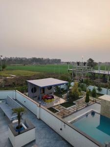 Hồ bơi trong/gần Sanjeevani Farms Bhopal - A Luxury 5 Bedroom Private Pool Villa