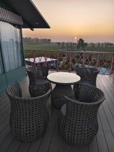 Ban công/sân hiên tại Sanjeevani Farms Bhopal - A Luxury 5 Bedroom Private Pool Villa +91 ảnh