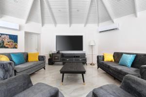 TV a/nebo společenská místnost v ubytování וילה מילגרוס - וילה מהממת עם בריכה פרטית + 10 fotografií