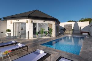 Bazén v ubytování וילה מילגרוס - וילה מהממת עם בריכה פרטית nebo v jeho okolí