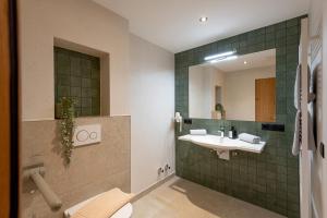 un baño con lavabo y espejo en Gästehaus Schneeberger, en Mayrhofen 41 fotos más