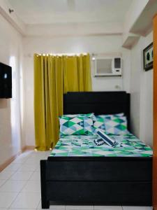Postel nebo postele na pokoji v ubytování Modest Studio Davao City Apartment for Rent - Peaceful Oasis in the City
