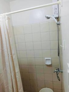 Koupelna v ubytování Modest Studio Davao City Apartment for Rent - Peaceful Oasis in the City