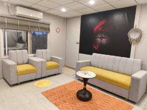 Khu vực ghế ngồi tại Sanjeevani Farms Bhopal - A Luxury 5 Bedroom Private Pool Villa