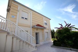 budynek ze schodami obok domu w obiekcie Villa in Seget w Trogirze