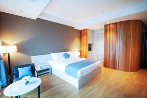 a bedroom with a large bed and a table at The Grand Sumorum in Seogwipo