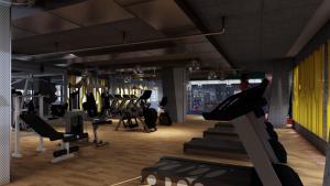 een fitnessruimte met veel loopbanden en cardio-apparatuur bij Papagei Cosy Home in Staßfurt