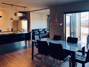 een keuken en eetkamer met een tafel en stoelen bij Kubikai in Itoshima +17 foto's
