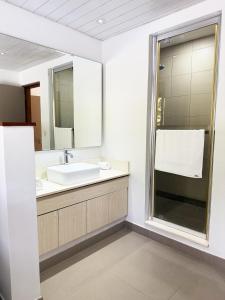 a bathroom with a sink and a mirror at La Residence with LOV in Midlands Station