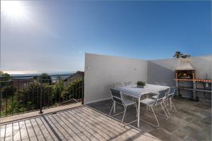 Balkón nebo terasa v ubytování וילה מילגרוס - וילה מהממת עם בריכה פרטית