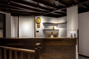 麗江市にあるGolden Dragon's Mountain Glow Innの時計付きのバー +103枚の写真