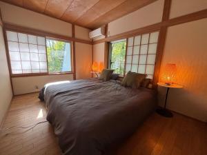 Ένα ή περισσότερα κρεβάτια σε δωμάτιο στο Kawa No Mori Villa Karuizawa - Ghibi-Like Enchanted Riverside Moss Garden Forest Retreat