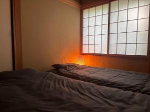 Ένα ή περισσότερα κρεβάτια σε δωμάτιο στο Kawa No Mori Villa Karuizawa - Ghibi-Like Enchanted Riverside Moss Garden Forest Retreat +7 φωτογραφίες