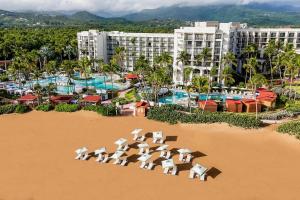 Vue aérienne d'un complexe hôtelier avec des chaises longues et une plage dans l'établissement Wyndham Grand Rio Mar Rainforest Beach and Golf Resort, à Río Grande