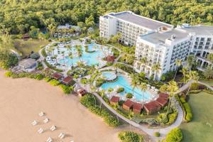 une vue aérienne d'un complexe hôtelier avec piscine dans l'établissement Wyndham Grand Rio Mar Rainforest Beach and Golf Resort, à Río Grande